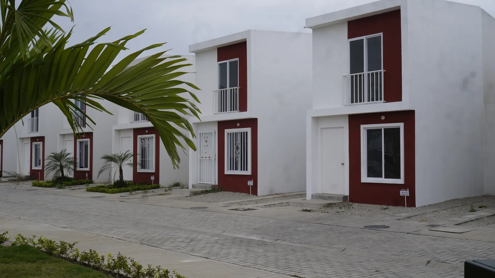 Fachadas de dos villas terminadas